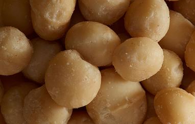 Gros plan de noix de macadamia, l’un des ingrédients clés contenus dans les produits weDo/