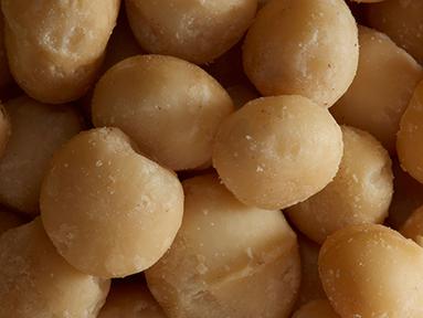 Gros plan de noix de macadamia, l’un des ingrédients clés contenus dans les produits weDo/