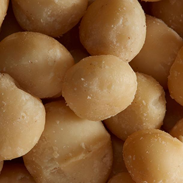 Gros plan de noix de macadamia, l’un des ingrédients clés contenus dans les produits weDo/