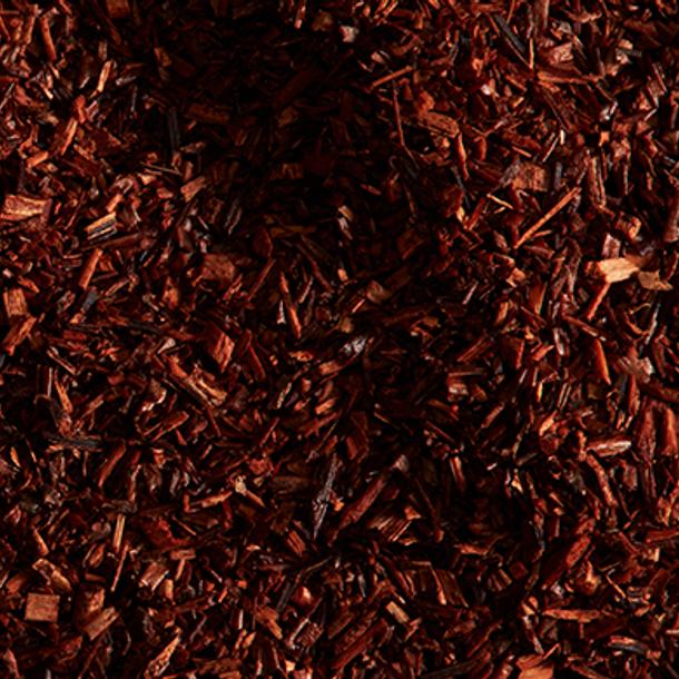 Gros plan d'extrait de rooibos naturellement fermenté, l’un des ingrédients clés contenus dans les produits weDo/