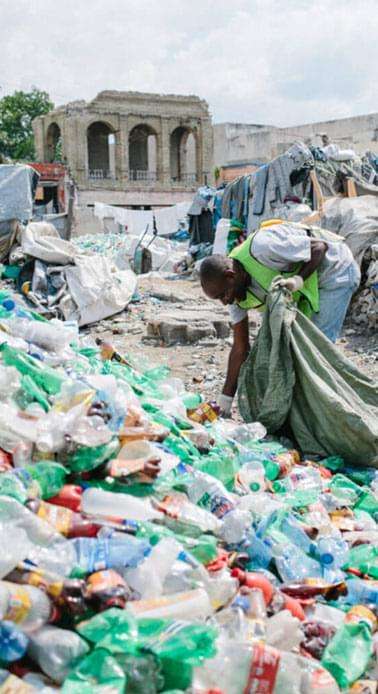 Afbeelding van een stapel afval voor eenmalig gebruik die de straten bedekt voor de Plastic Bank campagne